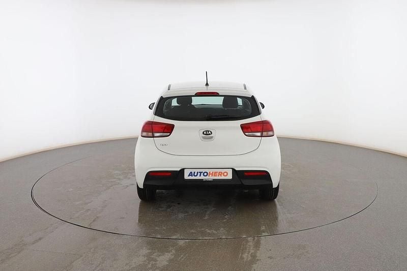 Usado Kia Rio 85 CV (62 kW) 2017 Blanco Berlina