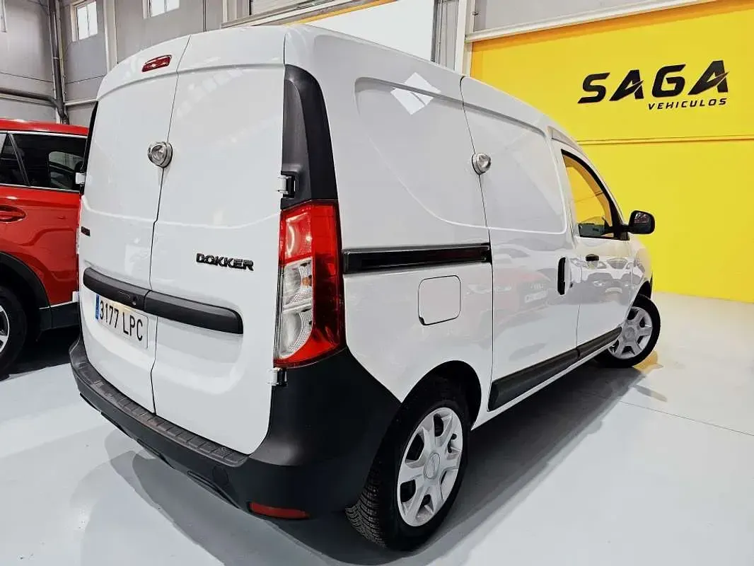 Usado Dacia Dokker Essentiel 109 CV (80 kW) 2021 Blanco Monovolumen