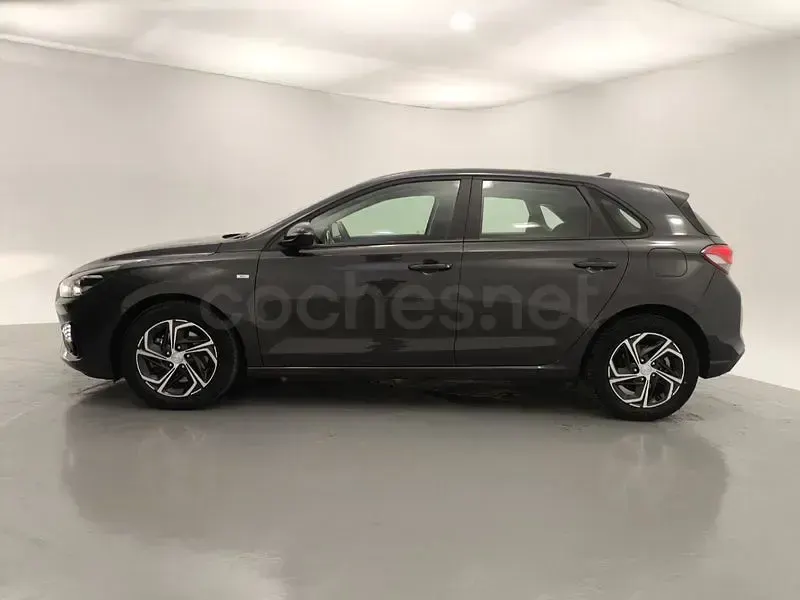 Usado Hyundai i30 120 CV (88 kW) 2022 Gris / plata Berlina
