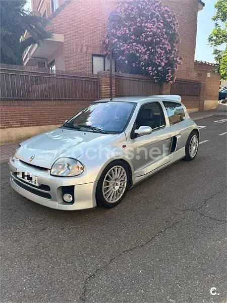 Usado Renault Clio 230 CV (169 kW) 2001 Gris / plata Berlina
