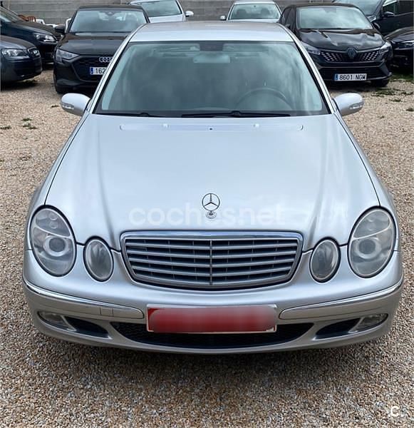 Usado Mercedes E220 Elegance 143 CV (105 kW) 2002 Gris / plata Berlina