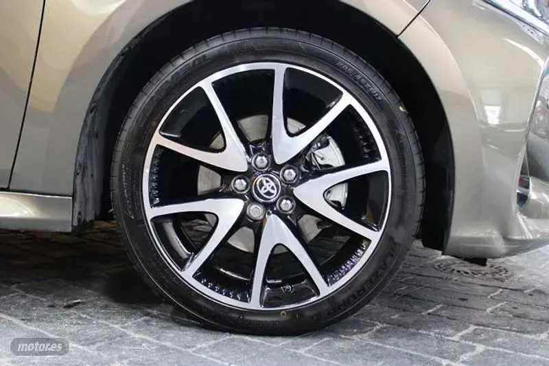 Usado Toyota Yaris Hybrid Plus 116 CV (85 kW) 2021 Gris Berlina