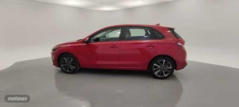 Usado Hyundai i30 110 CV (80 kW) 2024 Rojo Berlina