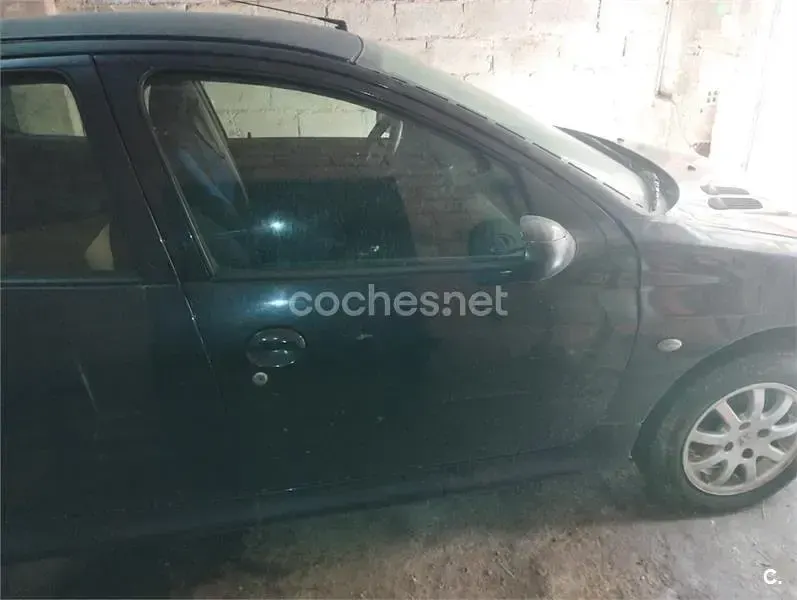 Usado Peugeot 206 70 CV (51 kW) 2003 Negro Berlina