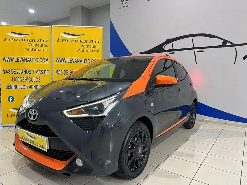 Usado Toyota Aygo X-cite 72 CV (52 kW) 2021 Gris / plata Utilitario