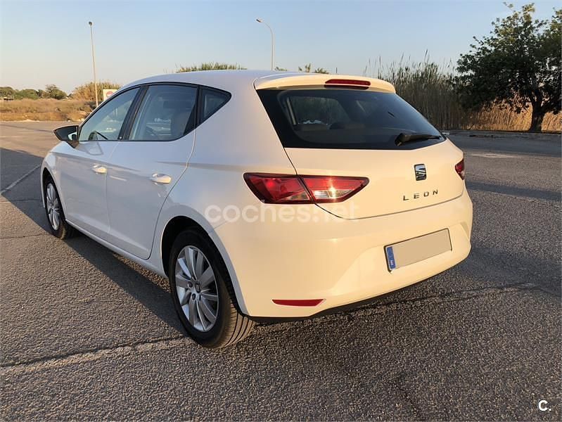 Usado Seat Leon Reference 105 CV (77 kW) 2013 Blanco Berlina