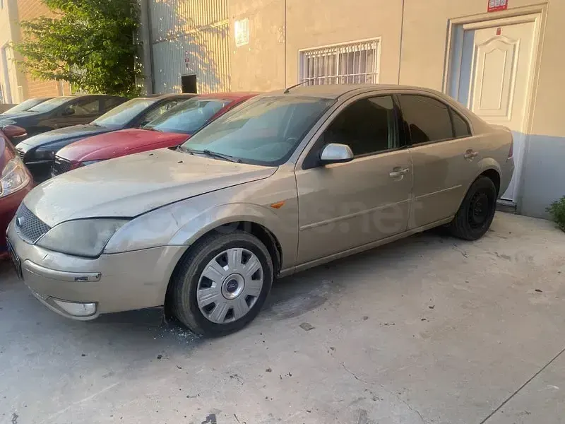 Usado Ford Mondeo Ambiente 115 CV (84 kW) 2002 Beige Berlina