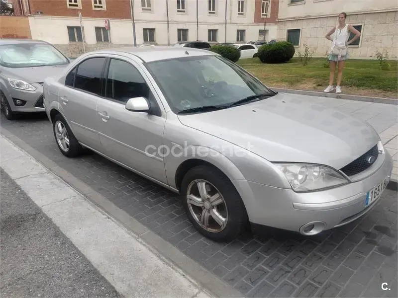 Usado Ford Mondeo Trend 125 CV (91 kW) 2001 Gris / plata Berlina