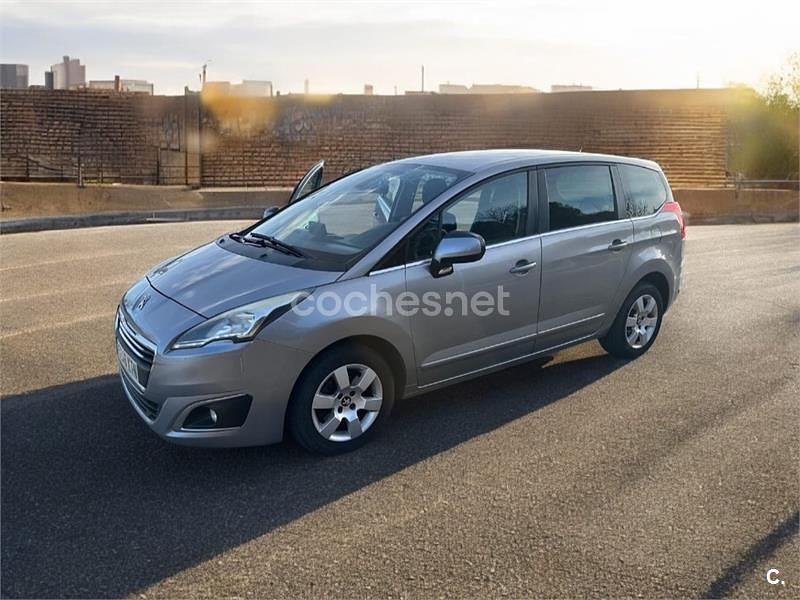 Usado Peugeot 5008 Active 120 CV (88 kW) 2015 Gris / plata Monovolumen