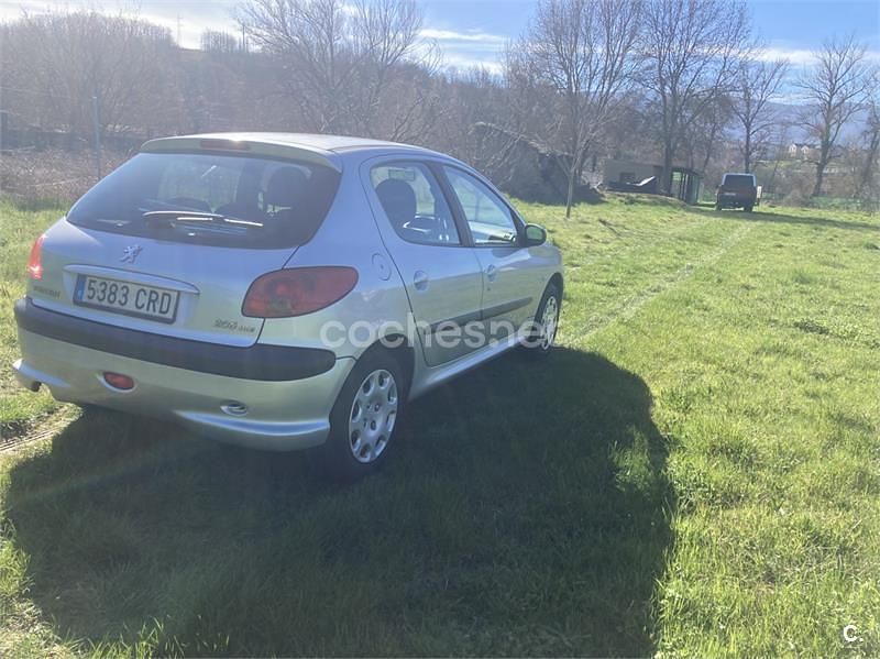 Usado Peugeot 206 70 CV (51 kW) 2004 Gris / plata Berlina