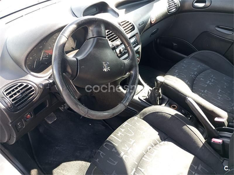 Usado Peugeot 206 90 CV (66 kW) 2003 Blanco Berlina