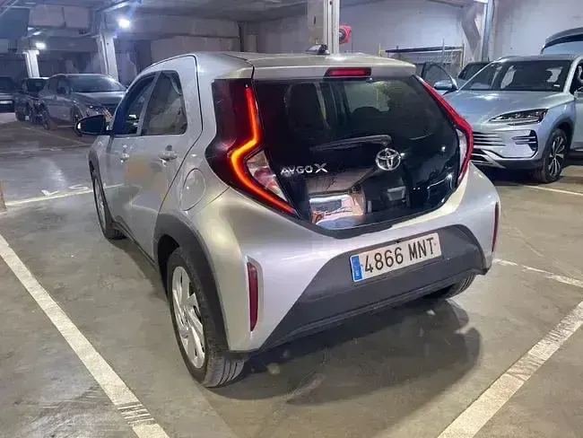 Usado Toyota Aygo X Play 72 CV (52 kW) 2023 Gris SUV