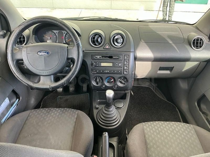 Usado Ford Fiesta Ambiente 68 CV (50 kW) 2003 Blanco Utilitario