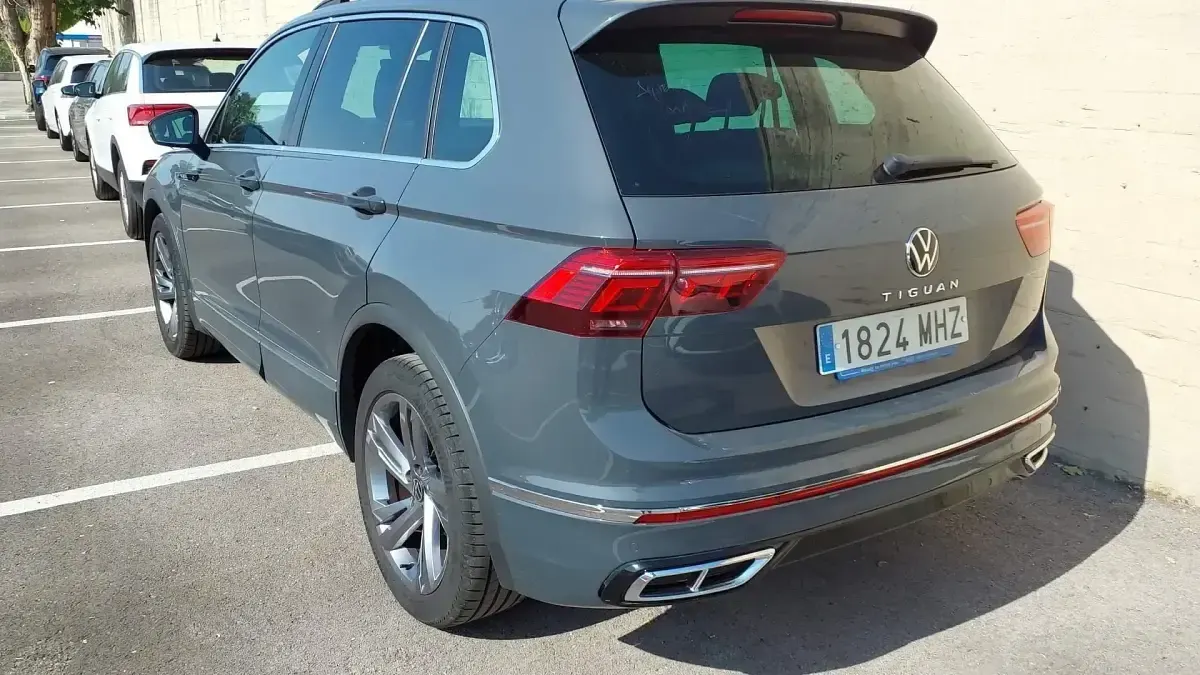 Usado VW Tiguan R-line 150 CV (110 kW) 2023 Gris / plata SUV