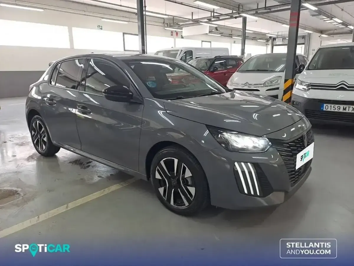 Usado Peugeot 208 Allure 100 CV (73 kW) 2025 Gris Utilitario