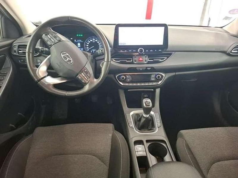 Usado Hyundai i30 120 CV (88 kW) 2023 Blanco Berlina