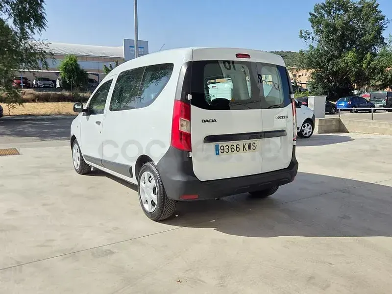 Usado Dacia Dokker Essentiel 102 CV (75 kW) 2019 Blanco Monovolumen
