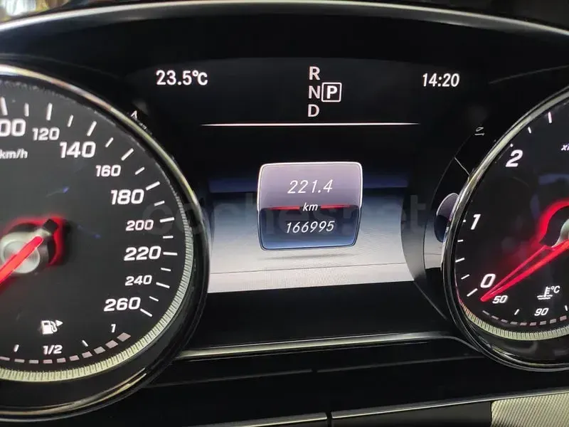 Usado Mercedes E220 194 CV (142 kW) 2017 Gris / plata Coupe