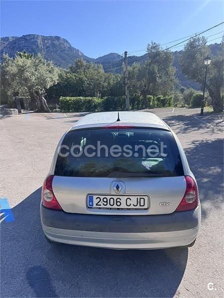 Begagnad Renault Clio II 65 HK (47 kW) 2003 Grön Sedan