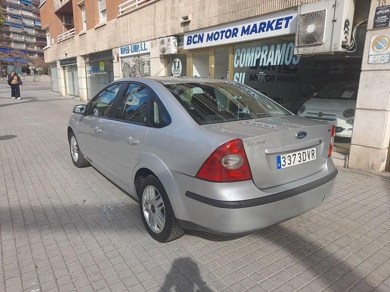 Usado Ford Focus Trend 109 CV (80 kW) 2006 Gris / plata Berlina