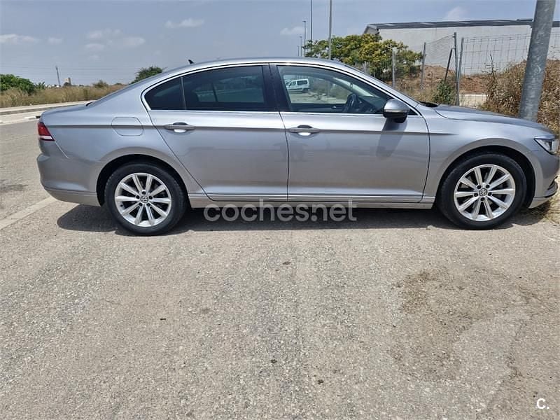 Usado VW Passat Edition 120 CV (88 kW) 2018 Gris / plata Berlina