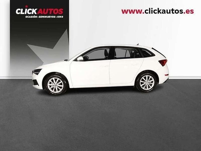 Usado Skoda Scala Active 95 CV (69 kW) 2022 Blanco Utilitario