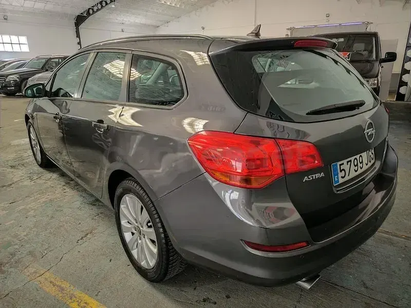 Usado Opel Astra Excellence 165 CV (121 kW) 2012 Gris / plata Familiar