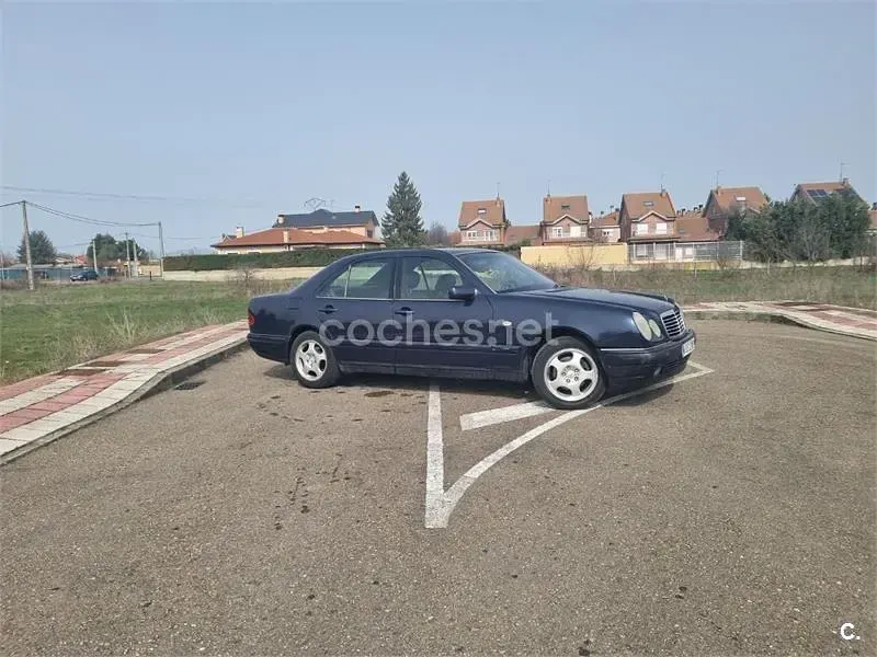 Usado Mercedes E220 Classic 95 CV (69 kW) 1997 Azul Berlina