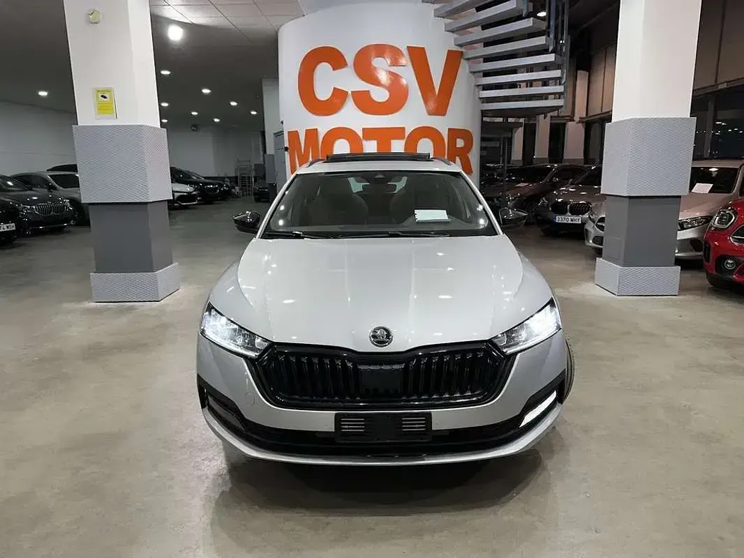Usado Skoda Octavia Style 204 CV (150 kW) 2022 Gris / plata Berlina