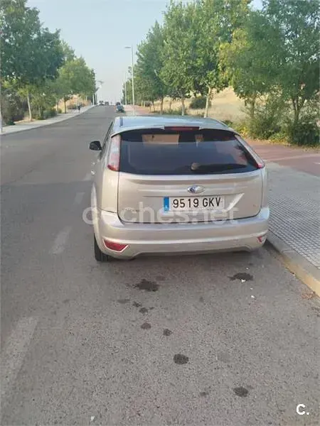 Usado Ford Focus Trend 90 CV (66 kW) 2009 Gris / plata Berlina