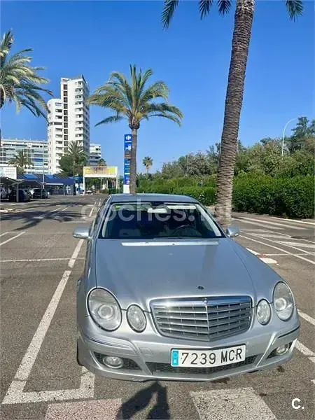 Usado Mercedes E200 Elegance 136 CV (100 kW) 2008 Gris / plata Berlina