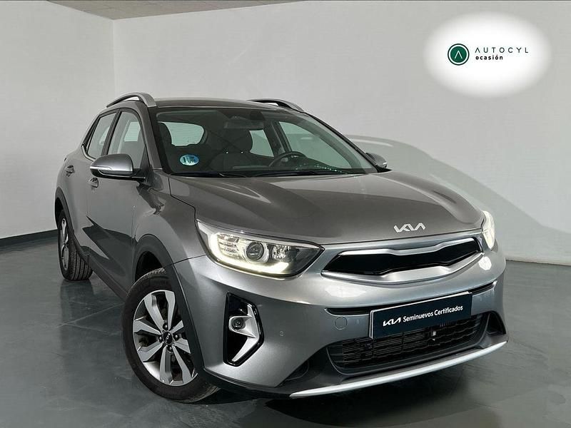 Gris Usado 2025 Kia Stonic SUV | 21.300 € (Un poco caro) - Imagen 1/4