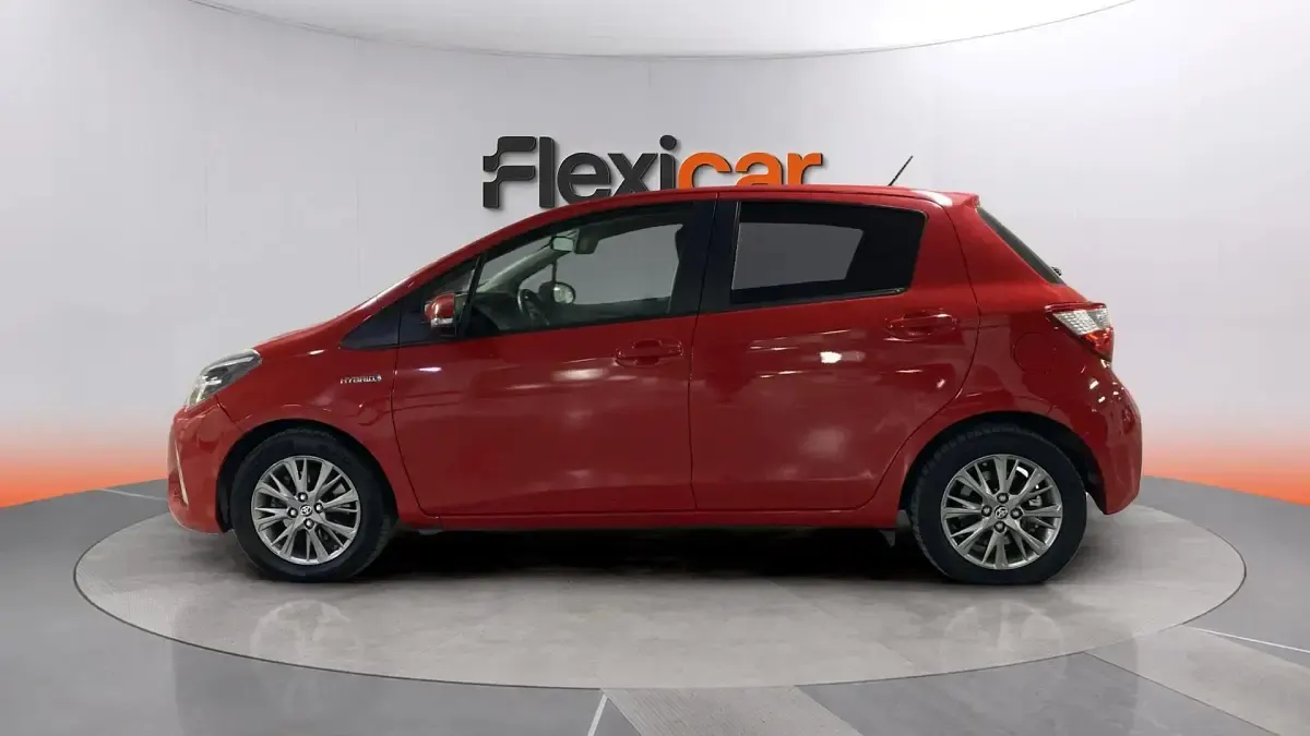 Usado Toyota Yaris Hybrid Active 100 CV (73 kW) 2018 Rojo Berlina