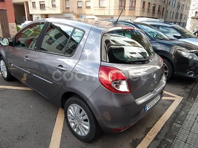 Usado Renault Clio II 75 CV (55 kW) 2010 Gris / plata Berlina