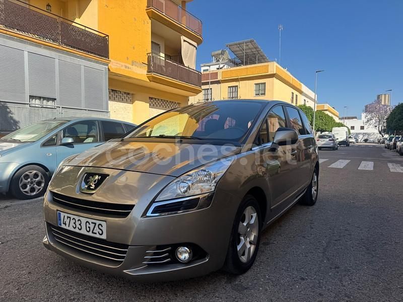 Beige Usado 2010 Peugeot 5008 Premium Monovolumen | 4499 € (Buen precio) - Imagen 1/4