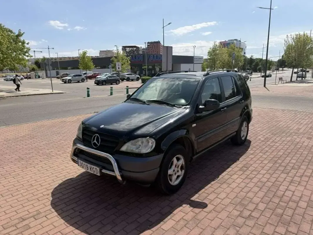 Usado Mercedes ML320 218 CV (160 kW) 2000 Negro SUV