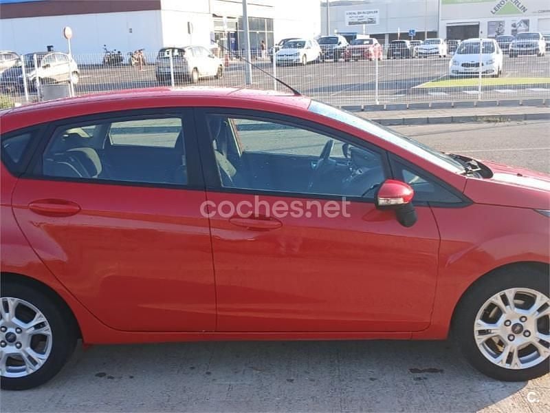Usado Ford Fiesta Trend 82 CV (60 kW) 2014 Rojo Utilitario