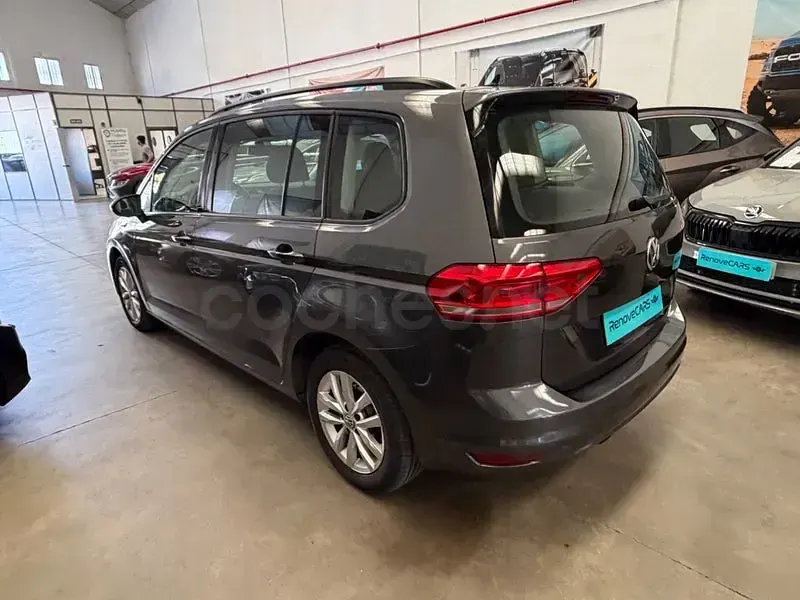 Usado VW Touran Business 110 CV (80 kW) 2018 Gris / plata Monovolumen