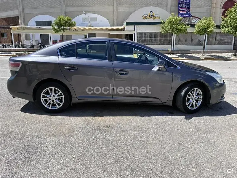Käytetty Toyota Avensis Advance 126 HP (92 kW) 2010 Harmaa Sedan