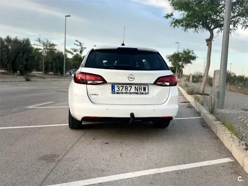 Usado Opel Astra Business Elegance 122 CV (89 kW) 2020 Blanco Familiar