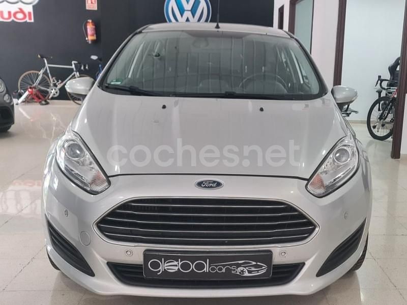 Gris / plata Usado 2015 Ford Fiesta Titanium Utilitario | 7500 € (Precio justo) - Imagen 1/4
