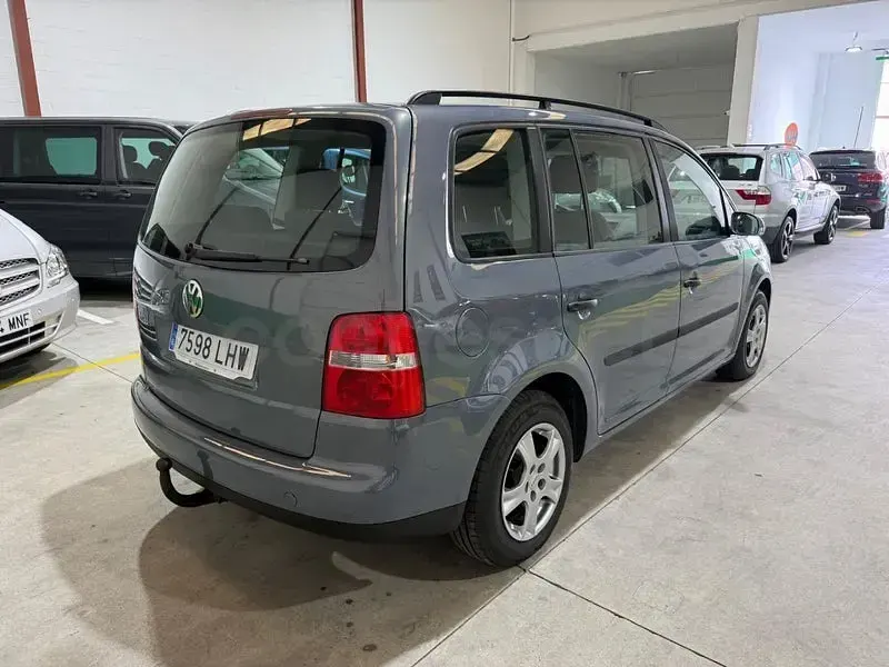 Usado VW Touran Conceptline 100 CV (73 kW) 2004 Gris / plata Monovolumen