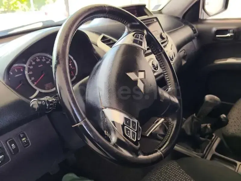 Usado Mitsubishi L200 136 CV (100 kW) 2015 Gris / plata Pickup/Camioneta