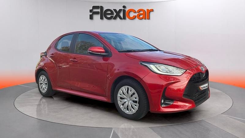 Usado Toyota Yaris Hybrid Style 116 CV (85 kW) 2023 Granate Berlina