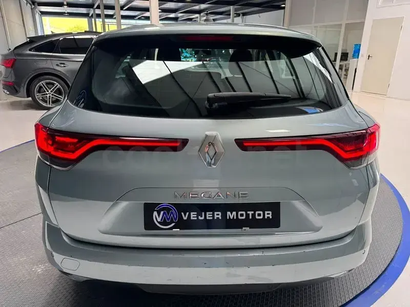 Usado Renault Mégane GrandTour Intens 115 CV (84 kW) 2021 Gris / plata Familiar