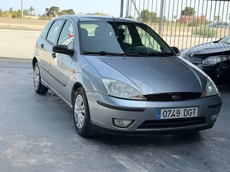 Usado Ford Focus Ghia 100 CV (73 kW) 2005 Gris / plata Berlina