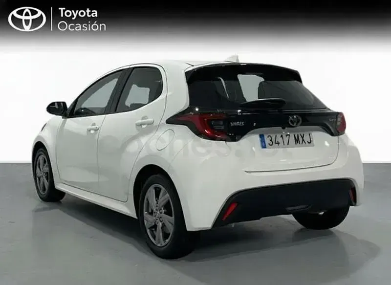 Usado Toyota Yaris Hybrid Active 116 CV (85 kW) 2024 Blanco Berlina