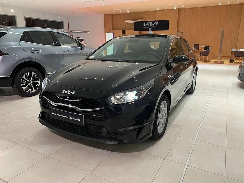 Usado Kia Ceed 100 CV (73 kW) 2023 Negro Utilitario