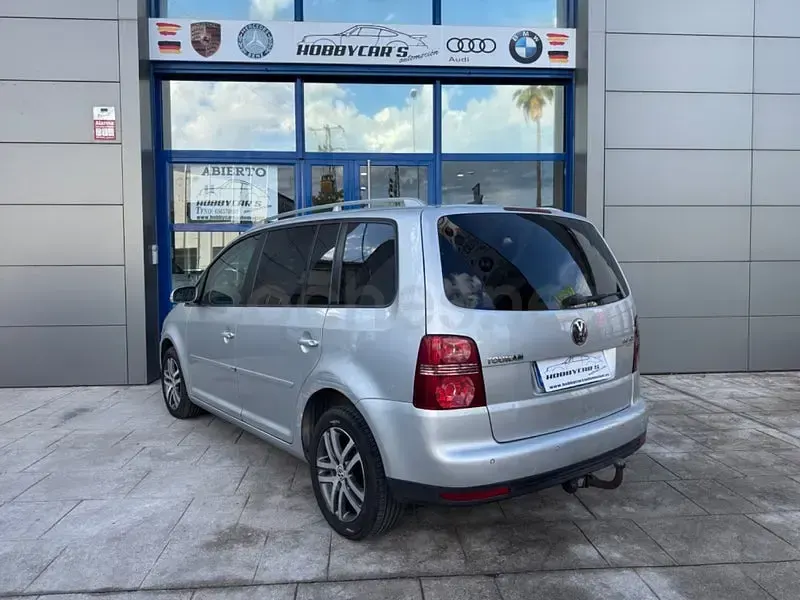 Usado VW Touran 140 CV (102 kW) 2008 Gris / plata Monovolumen