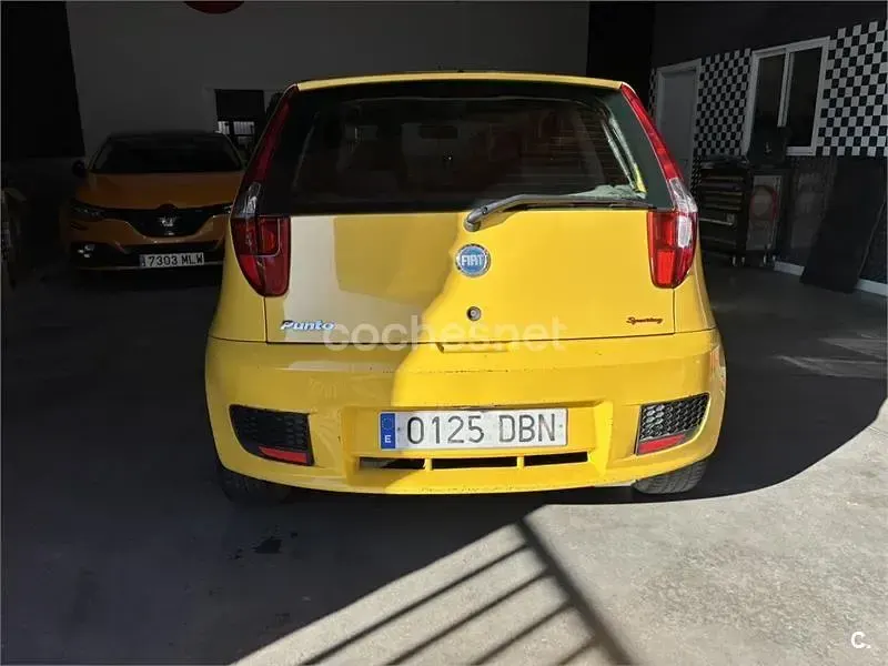 Usado Fiat Punto 95 CV (69 kW) 2004 Amarillo Utilitario